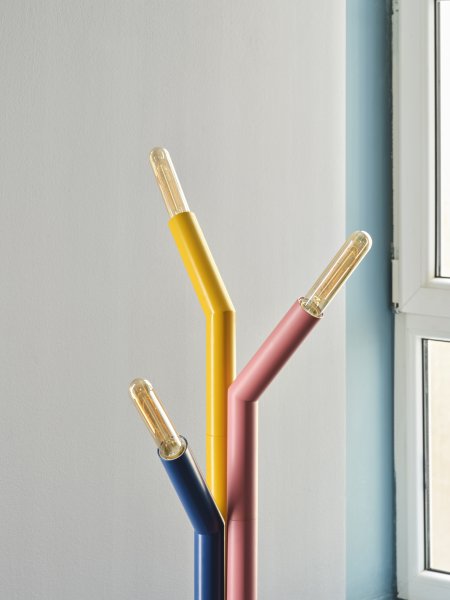 Straw Monivärinen lattiavalaisin valmistajalta Ledvance - Straw &auml;r en lekfull golvlampa med h&auml;rliga kul&ouml;rer.