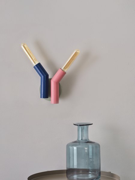 Straw 2 Monivärinen seinävalaisin valmistajalta Ledvance - Straw &auml;r en lekfull v&auml;gglampa med h&auml;rliga kul&ouml;rer.