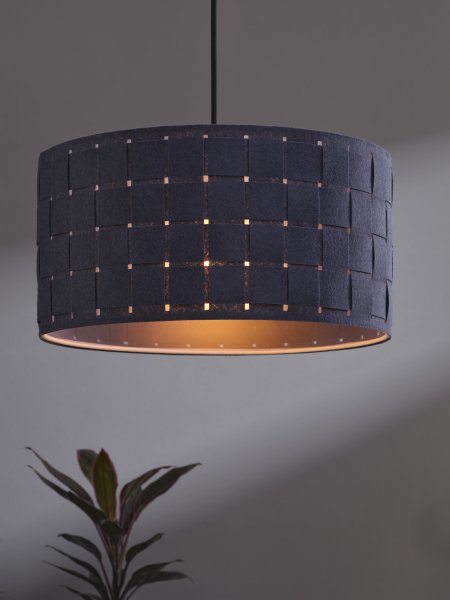 Felt Weaving Ø38 Tumman harmaa kattovalaisin valmistajalta Ledvance - Dekorativ pendel med sk&auml;rm gjord av fl&auml;tad filt vilket ger en fin och varm ljusspridning i rummet.