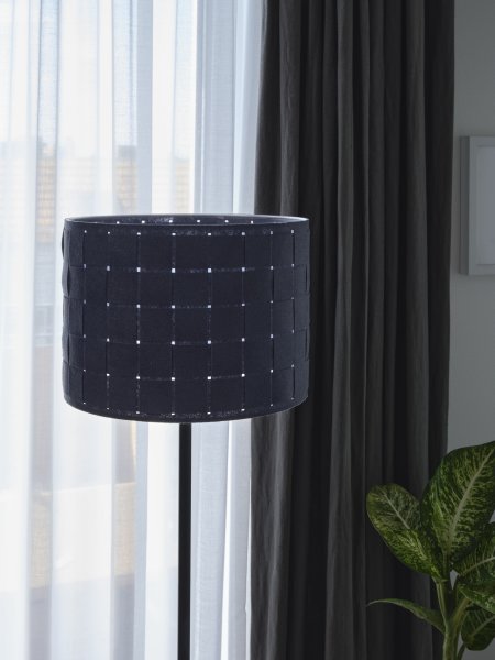 Felt Weaving Tumman harmaa lattiavalaisin valmistajalta Ledvance - Dekorativ golvlampa med sk&auml;rm gjord av fl&auml;tad filt vilket ger en fin och varm ljusspridning i rummet.