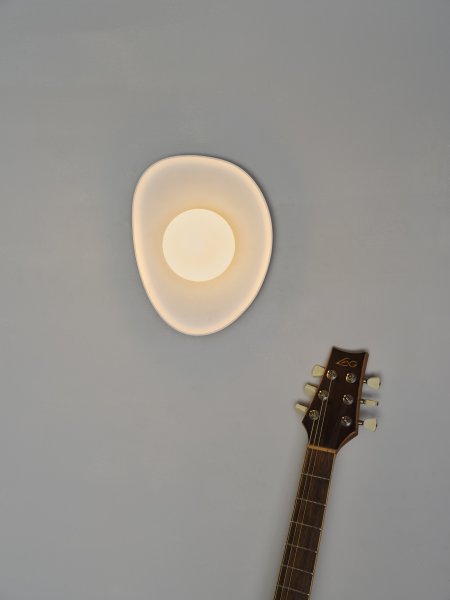 Plaster Nest 26cm Valkoinen seinävalaisin valmistajalta Ledvance - Glaskupan i opal som omfamnar ljusk&auml;llan skapar ett fint och bl&auml;ndfritt ljus i rummet.