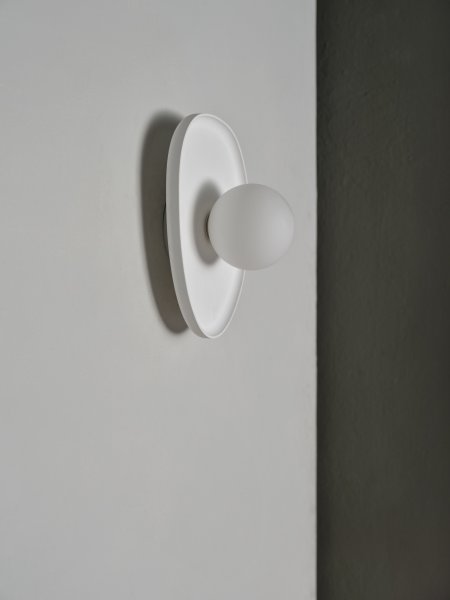 Plaster Nest 26cm Valkoinen seinävalaisin valmistajalta Ledvance - Glaskupan i opal som omfamnar ljusk&auml;llan skapar ett fint och bl&auml;ndfritt ljus i rummet.