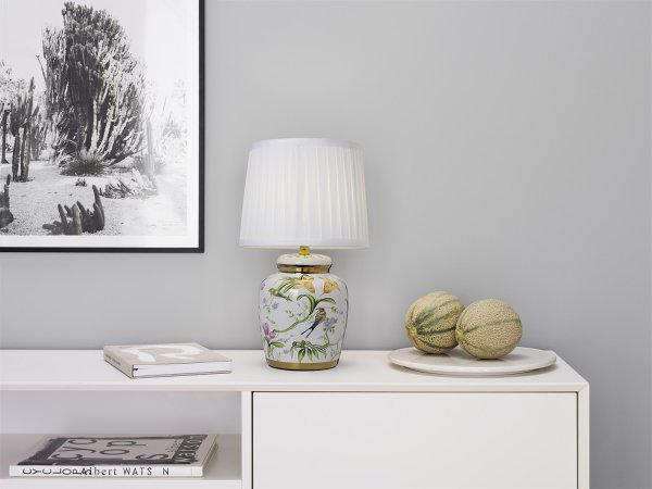 Klassisk 44cm Valkoinen pöytävalaisin valmistajalta Cottex - T&auml;m&auml; klassinen keramiikka- ja tekstiilip&ouml;yt&auml;valaisin huokuu eleganssia ja perinteit&auml;.