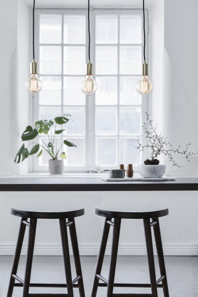 Sky 68cm Messinki kattovalaisin valmistajalta Markslöjd - Kolmella messinginvärisellä lampunvarjostimella ja mustilla tekstiilijohdoilla se luo modernin ja minimalistisen ilmeen.