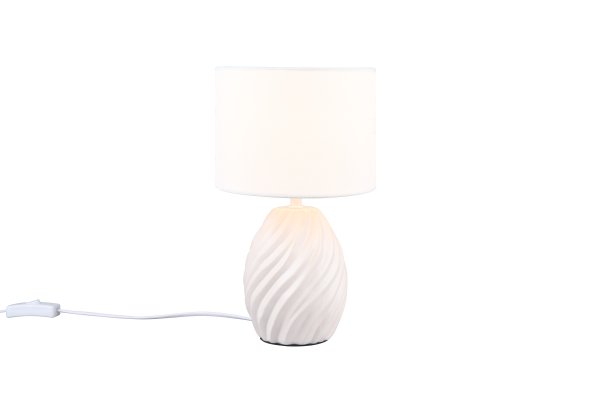 Melva 30cm Valkoinen pöytävalaisin valmistajalta Trio Lighting - Tyylikäs sekoitus mattavalkoista keramiikkaa ja pehmeää kangassävyä antaa hienostuneen vaikutelman, kun taas aallonmuotoinen keraaminen pohja luo kiehtovan valon leikin.