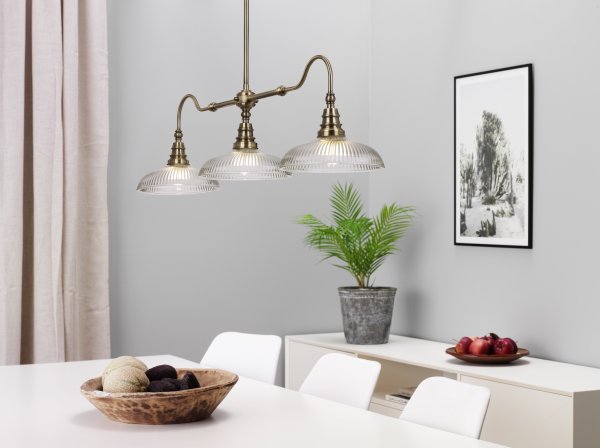 Snooker 107cm Antiikki kattovalaisin valmistajalta Cottex - Metallinen Snooker-kattovalaisin, jossa on antiikkimessinki&auml; ja kirkasta lasia uurretulla rakenteella, on tyylik&auml;s ja elegantti valaisin, joka lis&auml;&auml; tunnelmaa joka huoneessa.