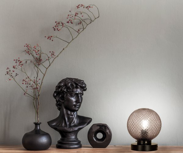 Flory 20cm Savun värinen pöytävalaisin valmistajalta Aneta Lighting - Koristelasi ympäröi valonlähdettä ja luo lämpimän ja harmonisen valon jakautumisen huoneeseen.