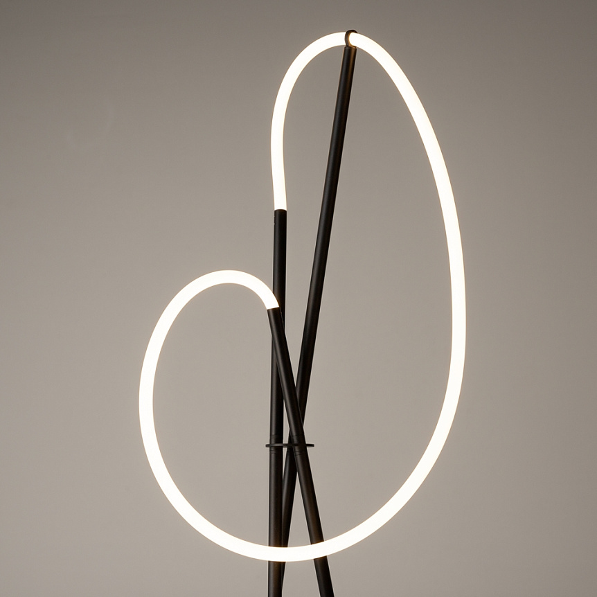 Crochet Musta lattiavalaisin valmistajalta Maytoni - Crochet on veistoksellinen metallilattiavalaisin, jossa on tyylik&auml;s musta viimeistely.