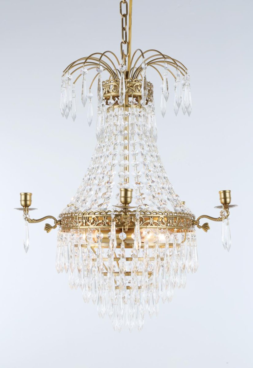 Empire Classic Ø50 kristalli valmistajalta Norrsken Design - Tämä lumoava kristallikruunu, jossa on harjattu messinkiviimeistely, on täydellinen sekoitus perinteitä ja eleganssia.