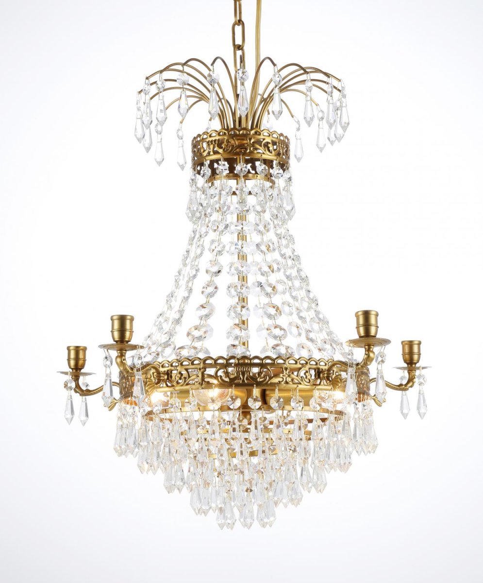 Empire Classic Ø50 kristalli valmistajalta Norrsken Design - Kauniilla kimaltelevien kristallien ja eleganttien messinkiyksityiskohtien yhdistelm&auml;ll&auml; siit&auml; tulee ajaton ja hienostunut keskipiste miss&auml; tahansa huoneessa, johon se sijoitetaan.