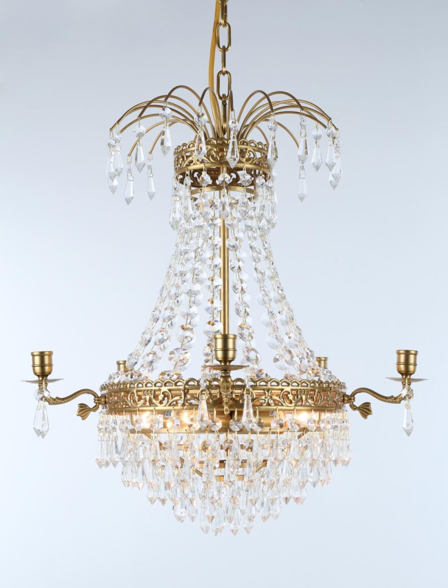 Empire Classic Ø50 kristalli valmistajalta Norrsken Design - Kauniilla kimaltelevien kristallien ja eleganttien messinkiyksityiskohtien yhdistelm&auml;ll&auml; siit&auml; tulee ajaton ja hienostunut keskipiste miss&auml; tahansa huoneessa, johon se sijoitetaan.