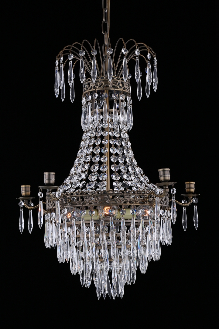 Empire Classic Ø50 Antiikki messinki kristalli valmistajalta Norrsken Design - T&auml;m&auml; lumoava kristallikruunu, jossa on antiikkimessinkiviimeistely, on t&auml;ydellinen sekoitus perinteit&auml; ja eleganssia.