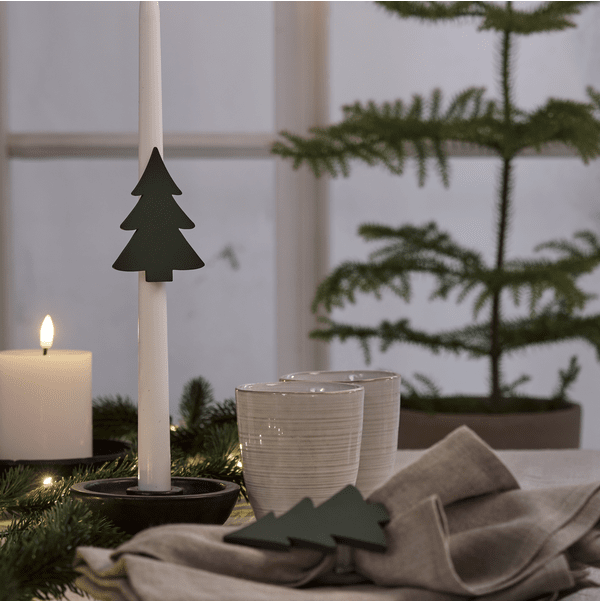 Kynttilämansetti 2-Pakkaus Vihreä valmistajalta Star Trading - &Auml;Muuta ulkoasua ja koristele adventtikynttil&auml;njalkasi tai LED-valot n&auml;ill&auml; joulun inspiroimilla koristeilla.