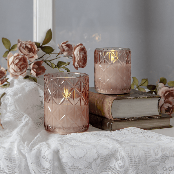 LED Kynttilä Flamme Romb Vaaleanpunainen valmistajalta Star Trading - Flamme Romb on kaunis lyhty, jonka lasissa on l&auml;mmin vaaleanpunainen s&auml;vy ja timantinmuotoinen kuvio.