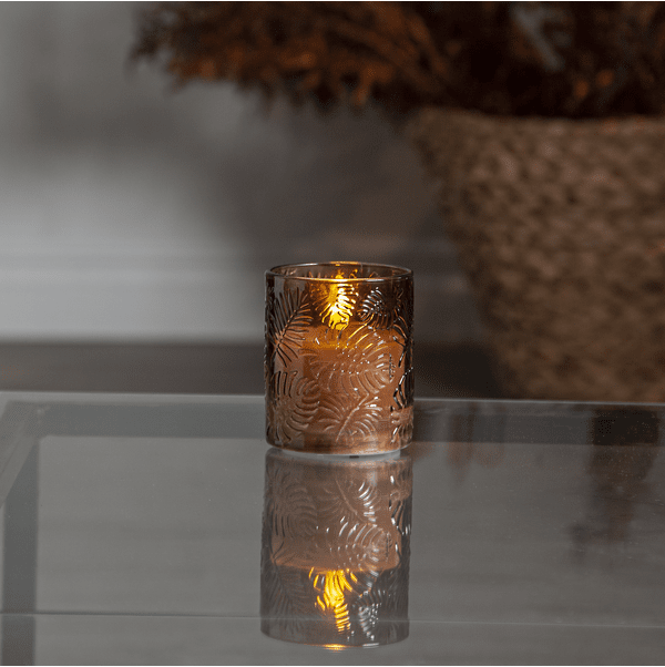 LED Kynttilä Flamme Leaf Ruskea valmistajalta Star Trading - Siin&auml; on ajastintoiminto (6 h p&auml;&auml;ll&auml;, 18 h pois p&auml;&auml;lt&auml;), ja kun kytkin on ajastintilassa, valo loistaa noin 30 p&auml;iv&auml;&auml; kauniilla, realistisella liekill&auml; l&auml;mpim&auml;n valkoisena.