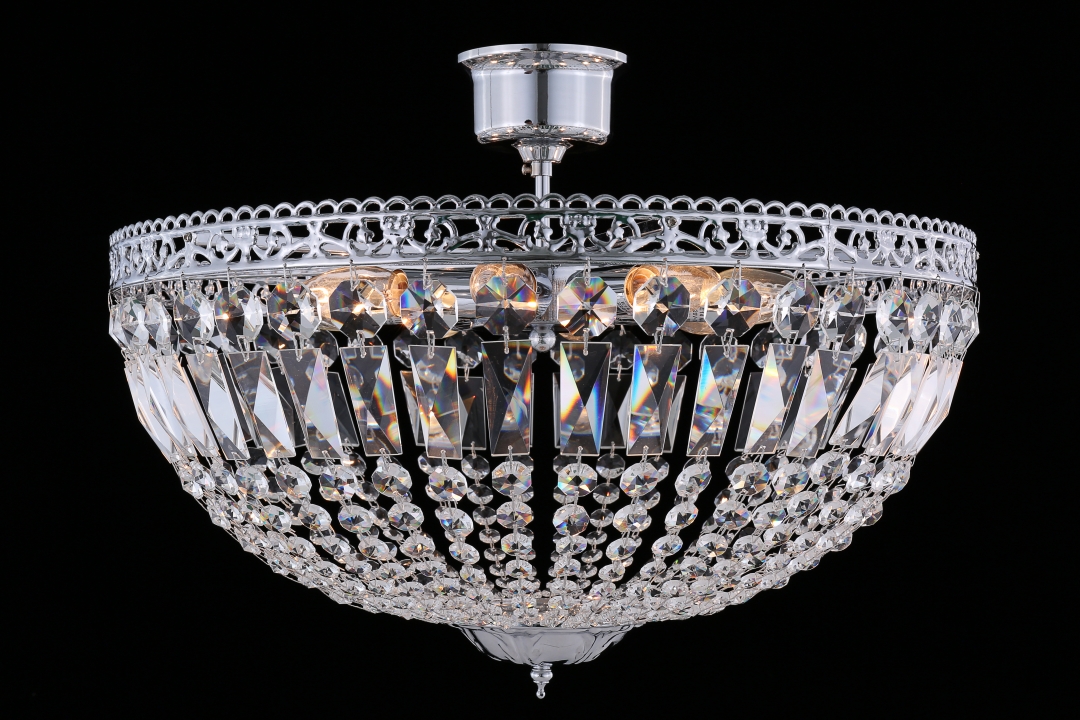 Classic Ø55 Kromi kristalli valmistajalta Norrsken Design - Yksityiskohtaisen suunnittelunsa ja kimaltelevien kristalliensa ansiosta se heijastaa valoa maagisella tavalla, mikä luo lämpimän ja kutsuvan tunnelman mihin tahansa huoneeseen.