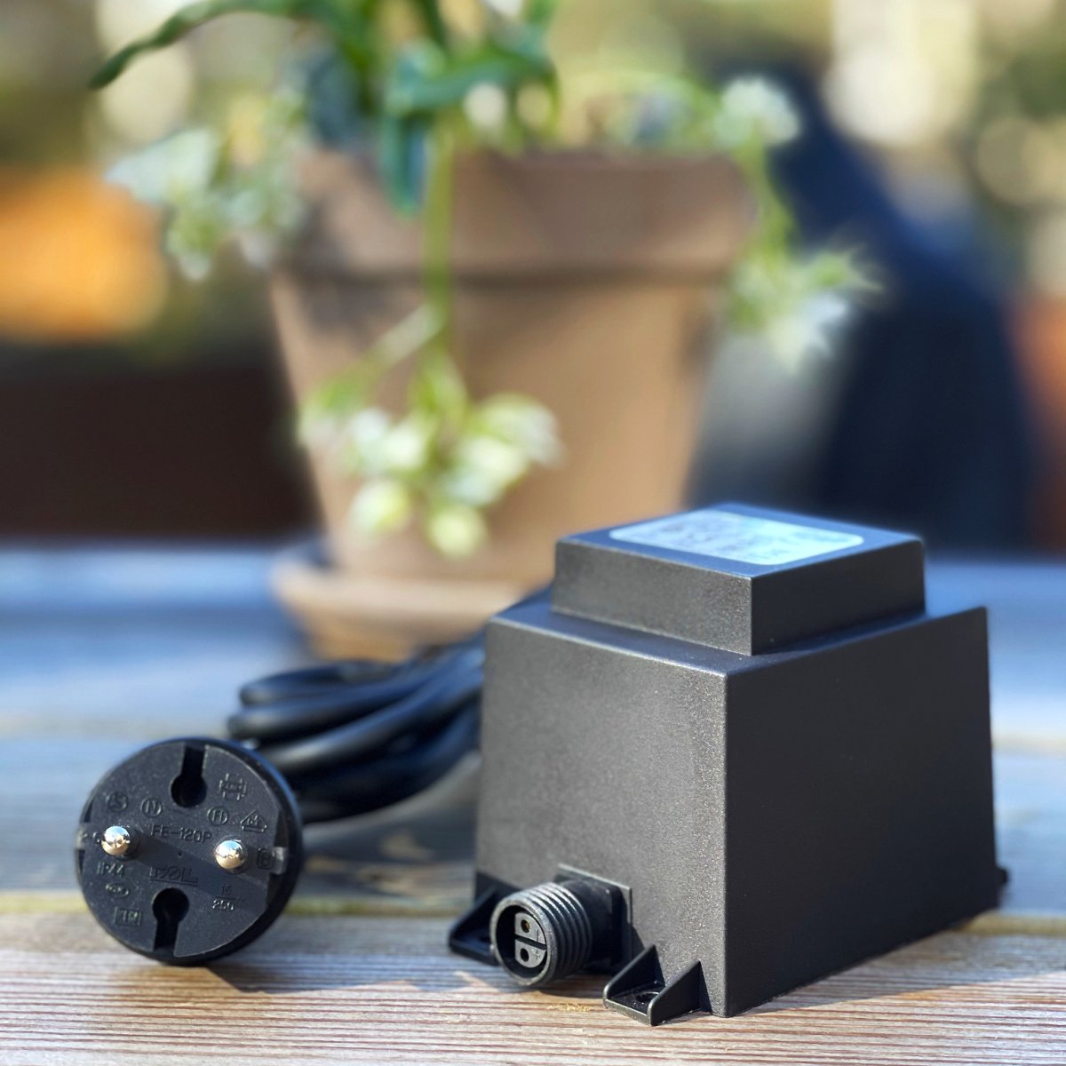 Muuntaja 60w Musta valmistajalta Lightson - Muuntajan toisessa päässä on 12 voltin pikaliitin ja toisessa 2 metriä pitkä johto pistokkeella, jonka liität tavalliseen pistorasiaan.