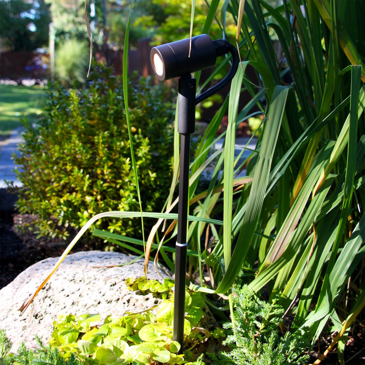 Astro Tumman harmaa valmistajalta Lightson - Valaisin on mukavasti leviävä ja se voidaan suunnata sekä ylös että alas, mikä tarkoittaa, että valaisin sopii monenlaisiin pensaisiin ja puihin, mutta myös; käytävät ja polut.