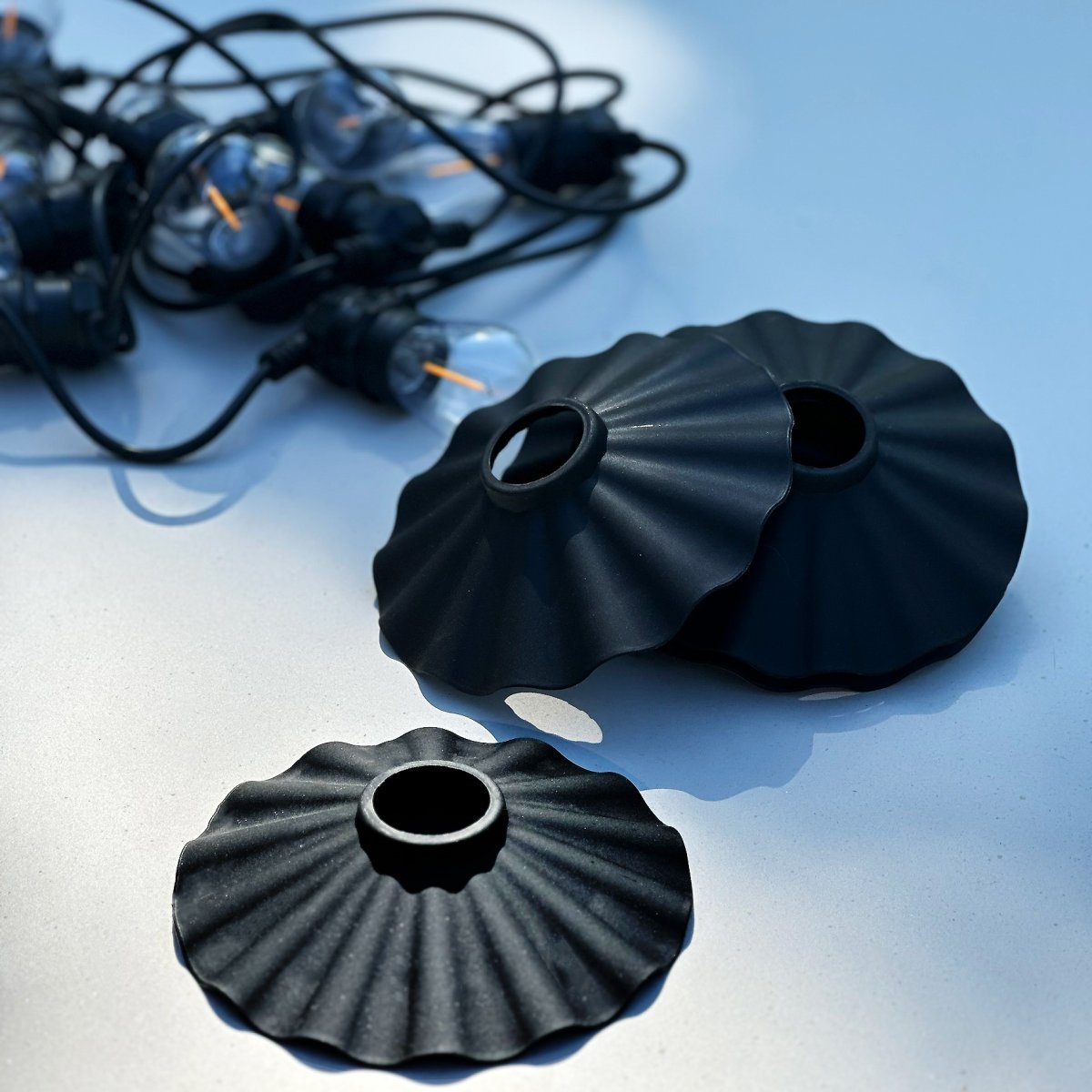 Shady 10 Musta valmistajalta Lightson - Garden Plug &amp; Pelaa LightsOnilta – Joustava ja edullinen 12 voltin järjestelmä puutarhaasi, jonka voit helposti asentaa itse ja jonka voit myöhemmin rakentaa, jopa 50 metriin, jos haluat.