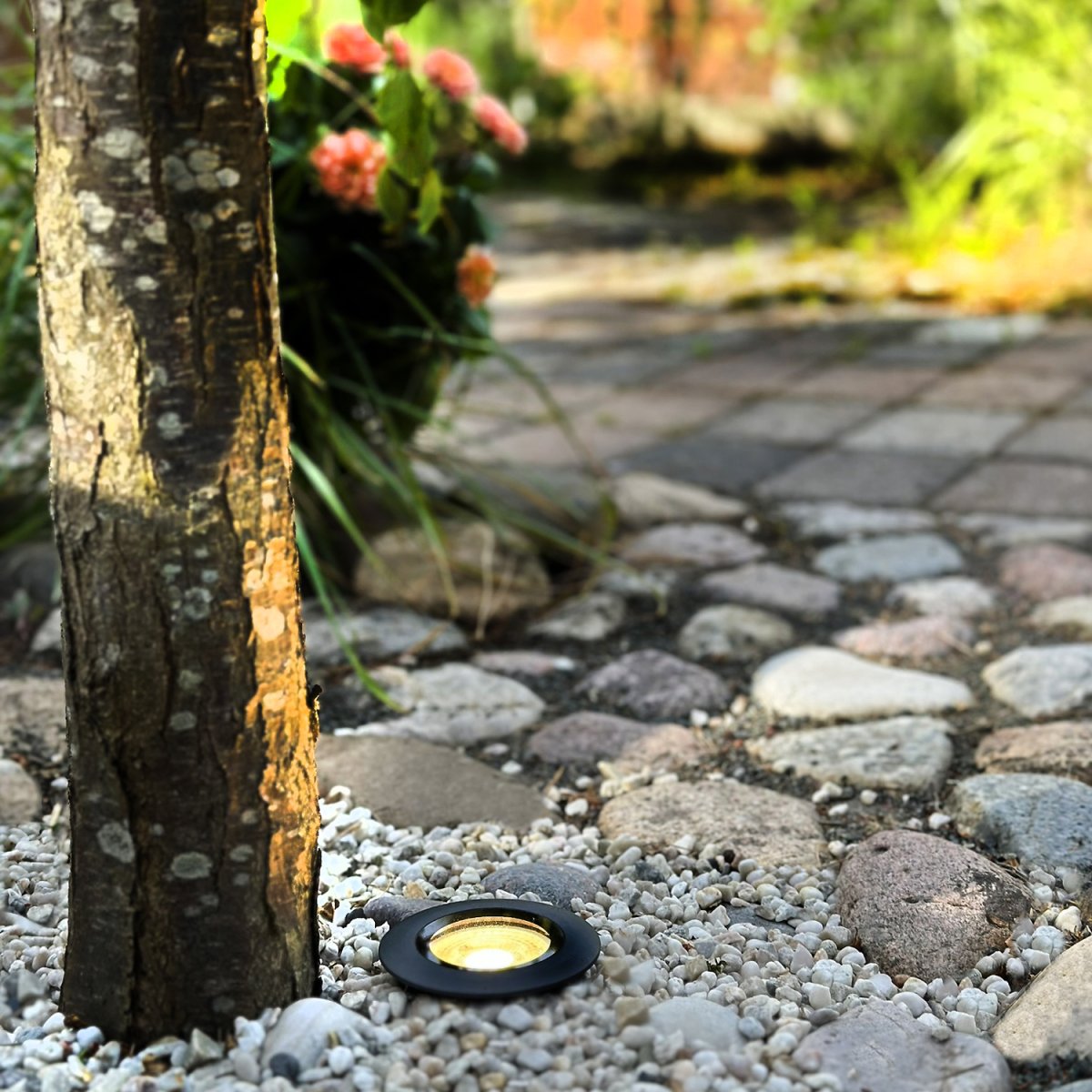 Onyx Tumman harmaa valmistajalta Lightson - Att belysa ensamma tr&auml;d som st&aring;r direkt i gr&auml;smattan eller stens&auml;ttningen &auml;r v&auml;ldigt effektfullt f&ouml;r en tr&auml;dg&aring;rd.