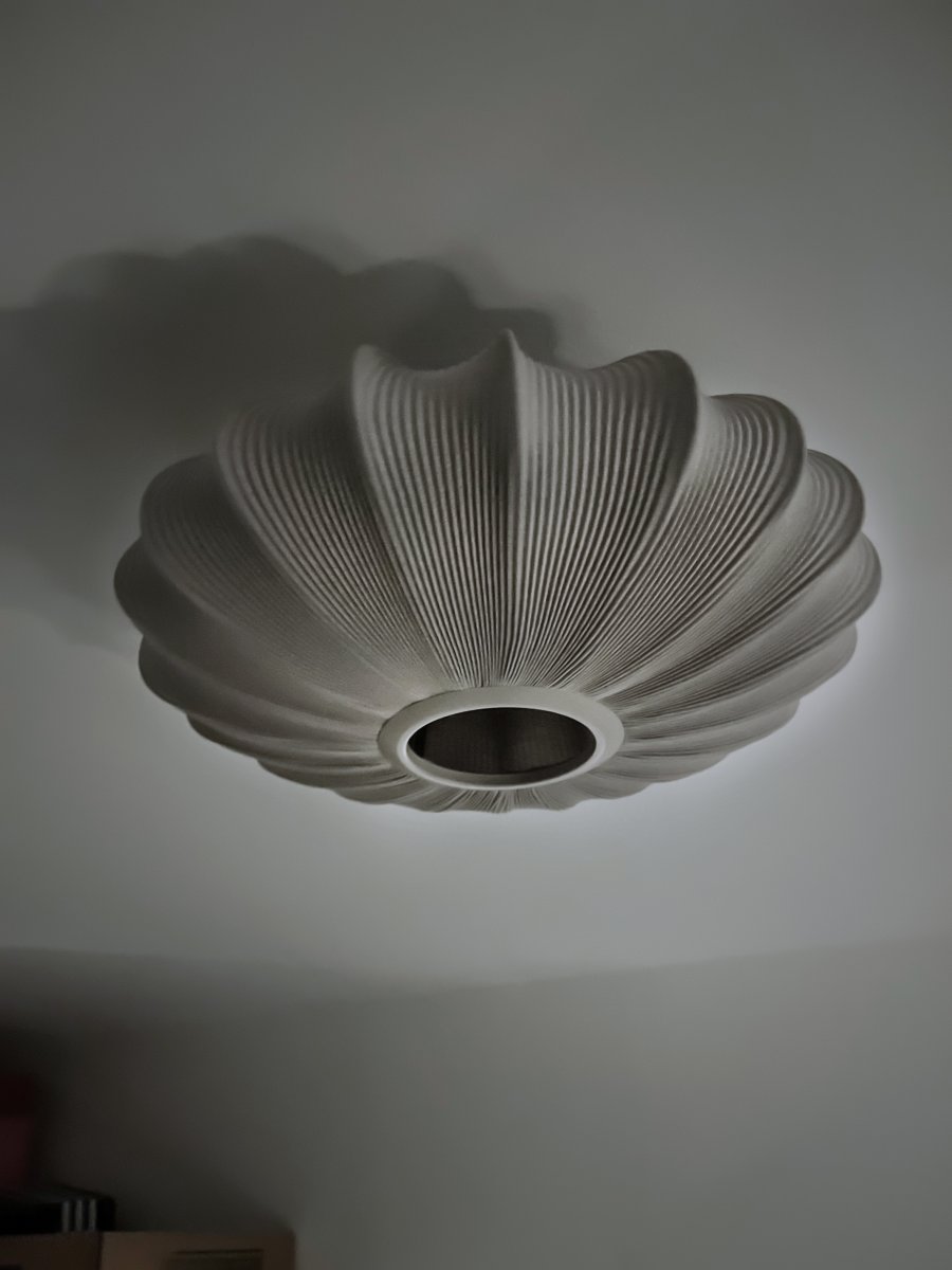 Mamsell Ø45 Harmaa plafondi valmistajalta Aneta Lighting - Hellästi kaareva muotonsa ja kauniin rakenteensa ansiosta se levittää lämmintä ja kutsuvaa valoa, joka luo kodikkaan tunnelman kotiisi.