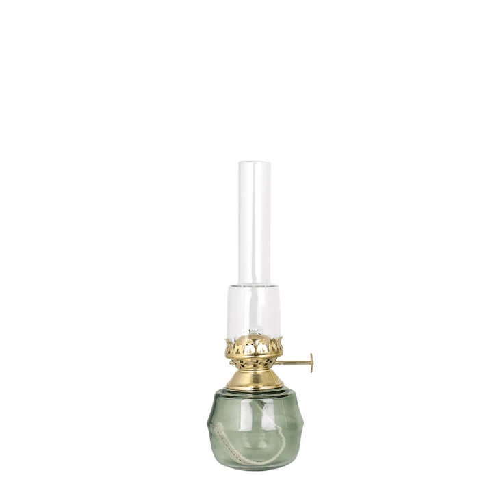 Kerosene Lamp Majken Small Vihreä valmistajalta Strömshaga - Pienempi petrolilamppu v&auml;rillisess&auml; vihre&auml;ss&auml; lasissa, joka luo kauniin v&auml;ris&auml;vyn mutta samalla l&auml;pin&auml;kyv&auml;n pinnan.