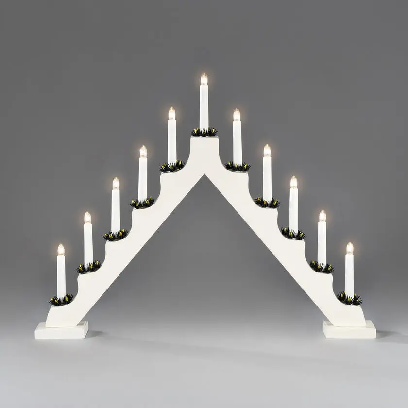 Candelabra 11 Lights Valkoinen valmistajalta Konstsmide - 11 klassisen puolisuunnikkaan muotoisen kynttil&auml;n ja koristeellisten hihansuiden ansiosta se luo l&auml;mpim&auml;n ja juhlavan tunnelman kotiin.