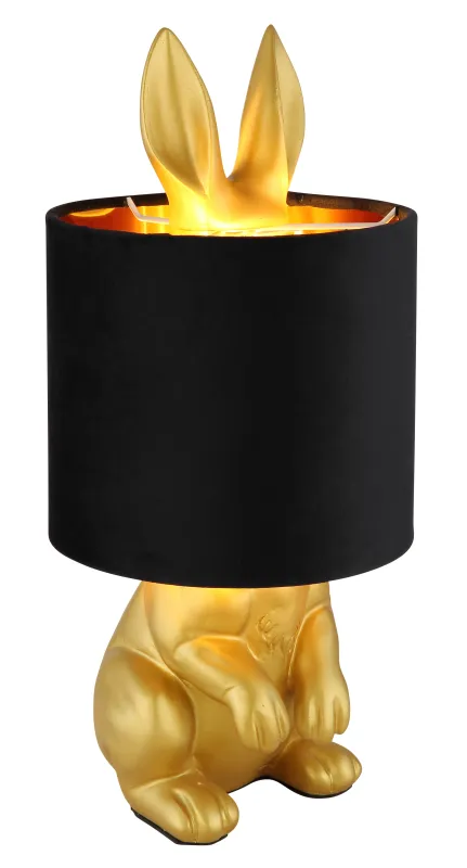 Rabbit 40cm Kulta pöytävalaisin valmistajalta Globo Lighting - Med en guldf&auml;rgad kaninfigur som bas och en elegant svart sammetsk&auml;rm kombinerar den lekfull design med sofistikerad stil.