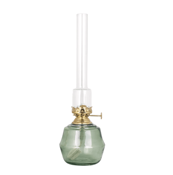 Kerosene Lamp Majken Mid Vihreä valmistajalta Strömshaga - Petroliinilamppu v&auml;rillisess&auml; vihre&auml;ss&auml; lasissa, joka luo kauniin v&auml;ris&auml;vyn mutta samalla l&auml;pin&auml;kyv&auml;n pinnan.
