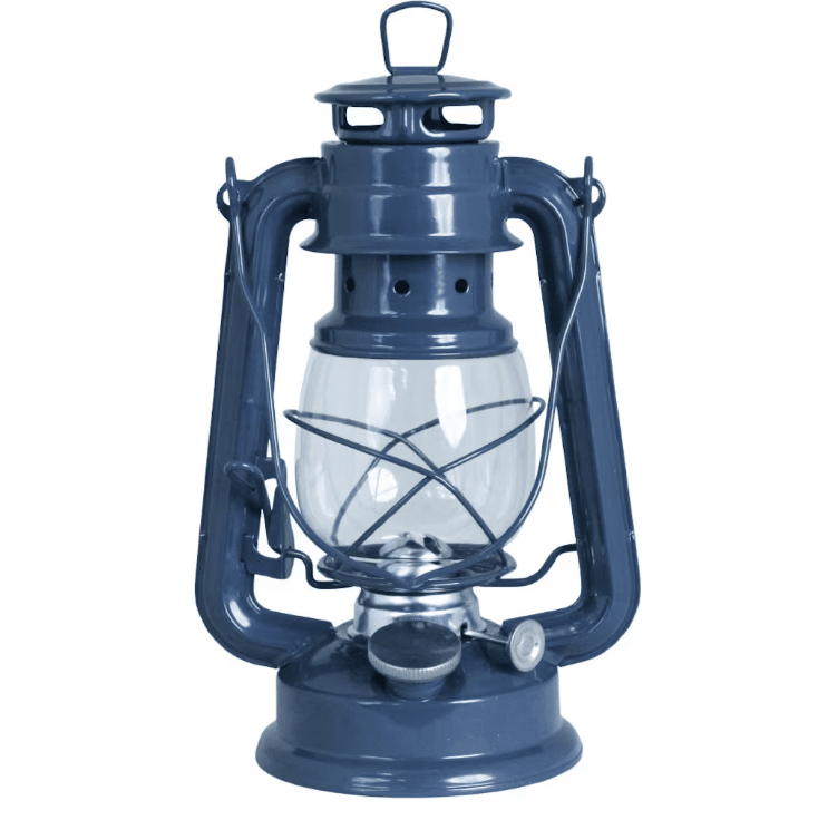 Storm Lantern small Sininen valmistajalta Strömshaga - Klassisen muotoilun lyhty, joka sopii t&auml;ydellisesti venevajaan, torppaan tai rantahetkiin maksimaalisen kodikkaan tunnelman saamiseksi.