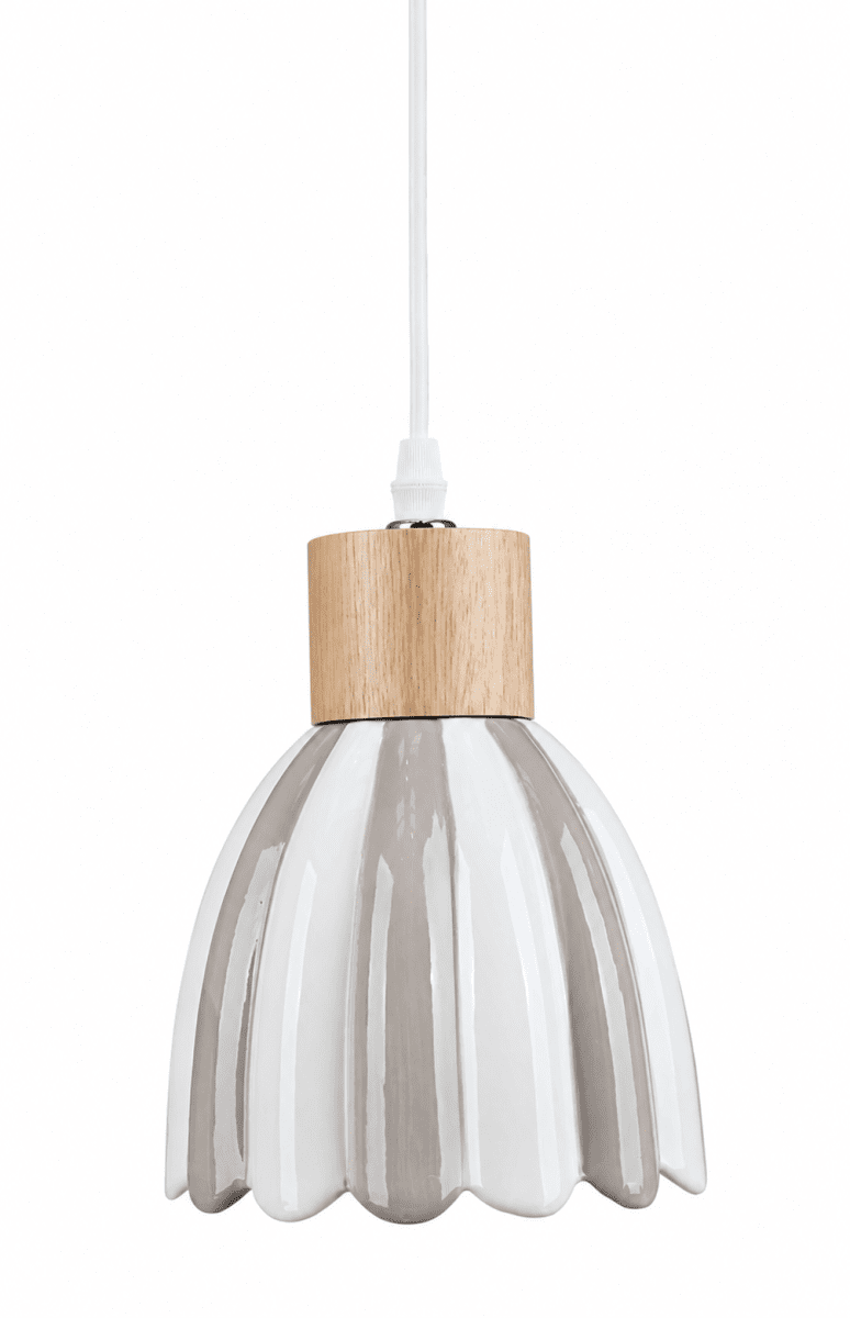 Poppy Ø15 Valkoinen/beige ikkunavalaisin valmistajalta Pixie Design - Poppy on ihastuttava keraaminen ikkunavalaisin, jossa on pehme&auml;n py&ouml;re&auml; muoto ja koristeelliset puuyksityiskohdat, jotka lis&auml;&auml;v&auml;t luonnollista tunnelmaa.