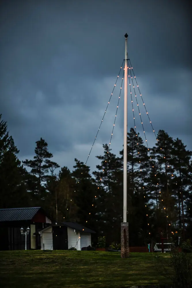 Lipputankovalo amber 6m Musta valmistajalta Konstsmide - Lipputankonauha, jossa on 5 silmukkaa ja 20 pitkää meripihkanväristä LED-valoa, jotka tarjoavat lämpimän ja miellyttävän hehkun.