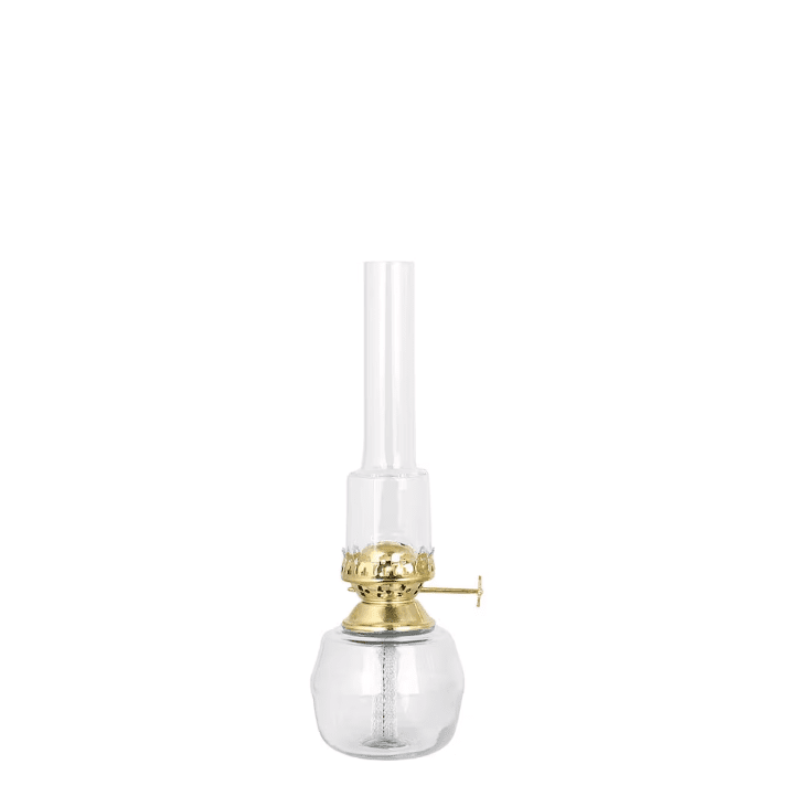 Kerosene Lamp Majken Small Läpinäkyvä valmistajalta Strömshaga - Pienempi kerosiinilamppu kirkasta lasia, polttimet kirkasta lasia ja polttimet messinki&auml;.