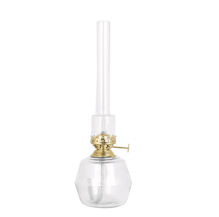 Kerosene Lamp Majken Mid Läpinäkyvä valmistajalta Strömshaga - Petrolilamppu kirkasta lasia, polttimet kirkasta lasia ja polttimet messinki&auml;.