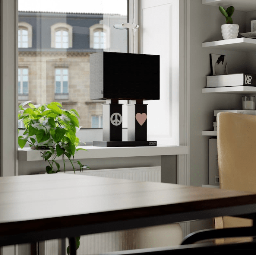 Stand By Me 50cm Musta pöytävalaisin valmistajalta By Rydéns - Valaisimen varjostimen sis&auml;puoli on kuparinv&auml;rinen, mik&auml; tarkoittaa, ett&auml; valo heijastuu ja antaa l&auml;mpim&auml;n ja miellytt&auml;v&auml;n vaikutelman.