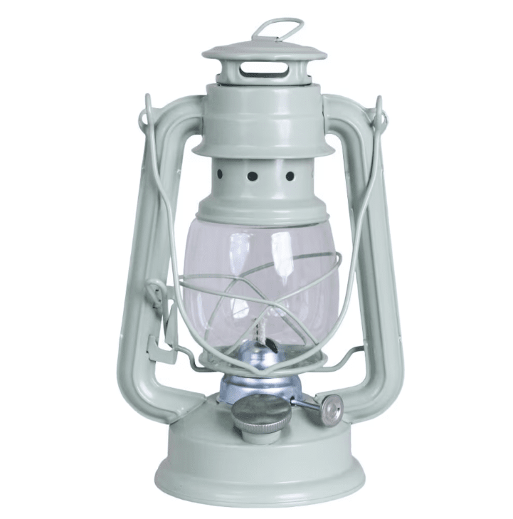 Storm Lantern small Vihreä valmistajalta Strömshaga - Klassinen kerosiinilamppu, josta tulee mukava sisustusyksityiskohta ja joka antaa kauniin hehkun sek&auml; sis&auml;- ett&auml; ulkopuolelta.