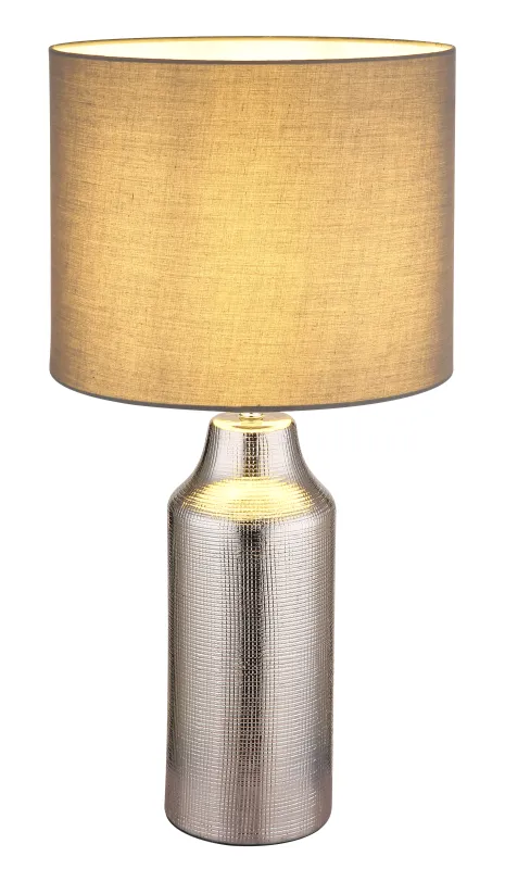 Elden 60cm Hopea pöytävalaisin valmistajalta Globo Lighting - Den silverf&auml;rgade keramiska basen i kombination med den gr&aring;a cylindriska textilsk&auml;rmen skapar en sofistikerad kontrast och blir en stilfull inredningsdetalj.