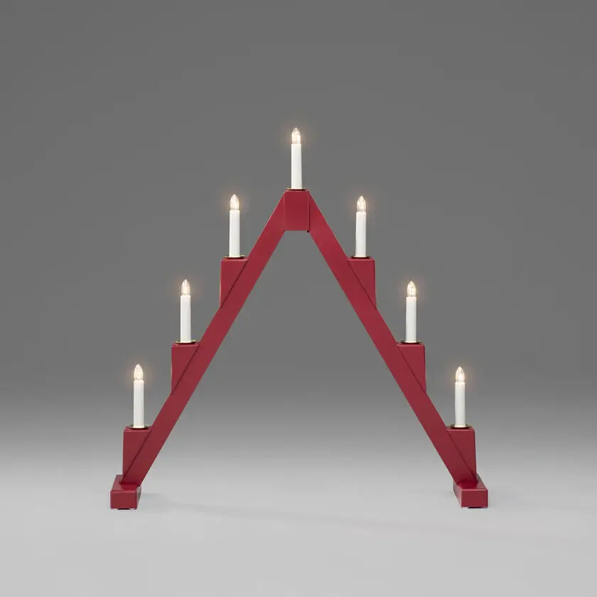 Candelabra 7 Lights PUNAINEN valmistajalta Konstsmide - Taittuva s&auml;hk&ouml;kynttil&auml;njalka, jossa on 7 kynttil&auml;&auml;, valmistettu punaiseksi maalatusta puusta ja koristeltu messinkirenkailla jokaisen kynttil&auml;n ymp&auml;rill&auml; elegantin vaikutuksen aikaansaamiseksi.