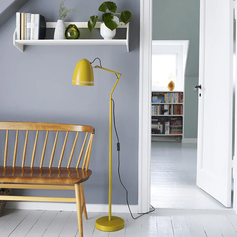 Dynamo 1 Keltainen lattiavalaisin valmistajalta Superliving - Klassinen varjostin koristeellisilla rei'itetyill&auml; rei'ill&auml; tarjoaa miellytt&auml;v&auml;n valonjaon, ja kahdella perhosruuvilla varustetut varret helpottavat lampun s&auml;&auml;t&auml;mist&auml; ja kiinnitt&auml;mist&auml; haluttuun asentoon.