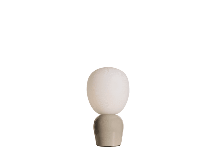Buddy 34cm Greige pöytävalaisin valmistajalta Belid - Tasaisen valonsa ja hienostuneen muotoilunsa ansiosta Buddysta tulee luonnollinen osa kotia, kumppani, joka levitt&auml;&auml; valoa ja luonnetta tuleville sukupolville.