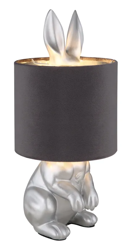 Rabbit 40cm Hopea pöytävalaisin valmistajalta Globo Lighting - Med en silverf&auml;rgad kaninfigur som bas och en elegant gr&aring; sammetsk&auml;rm kombinerar den lekfull design med sofistikerad stil.