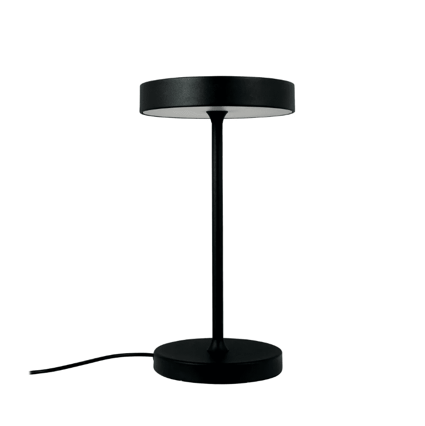 Starlight 25cm Musta pöytävalaisin valmistajalta Dyberg Larsen - Med inbyggd LED och tre ljusstyrkor, som dimras med 3-stegsdimmern p&aring; lamphuvudet, anpassar den sig enkelt efter olika behov &ndash; fr&aring;n st&auml;mningsfullt sken till fokuserat ljus.