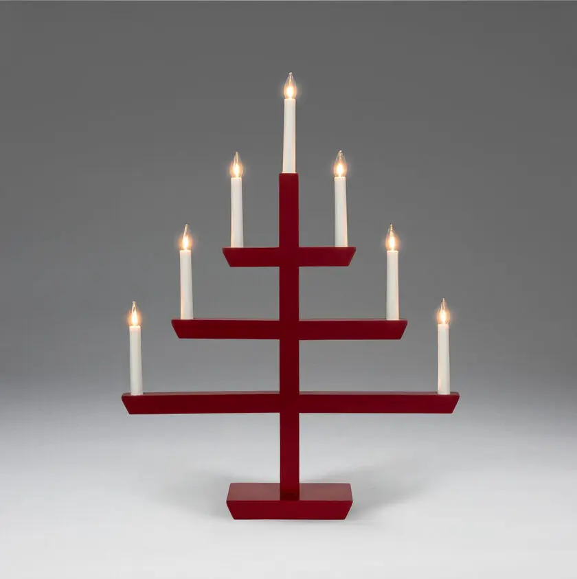 Wooden Candelabra 7 Lights PUNAINEN valmistajalta Konstsmide - tyylik&auml;s muotoilu ja seitsem&auml;n kauniisti paistavaa valoa.