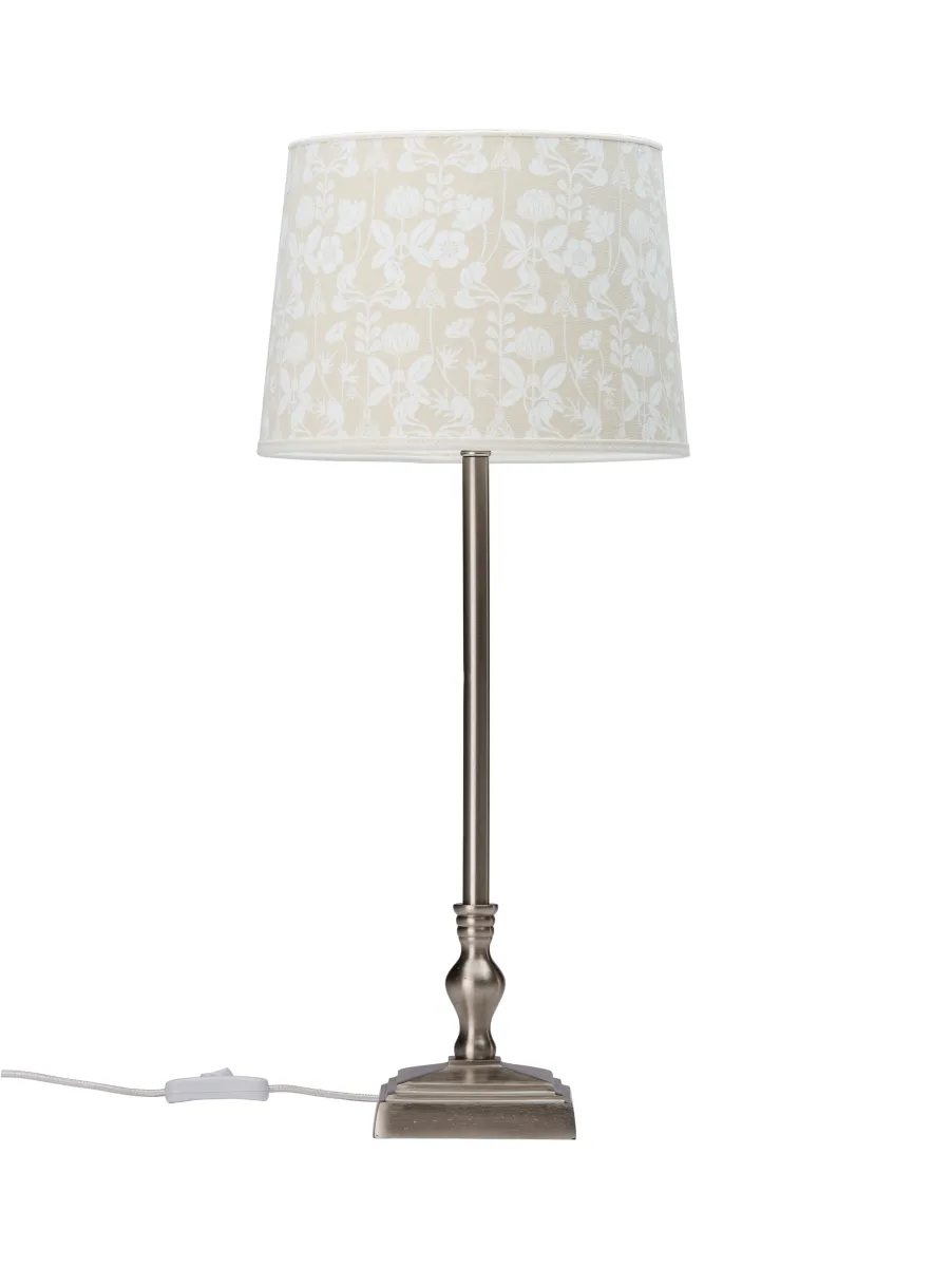 Lisa 58cm Kromi pöytävalaisin valmistajalta PR Home - Varjostin on kuvittanut suosittu taiteilija Carl Larsson, varjostimessa on valo sisällä ja siihen sopivat reunat.