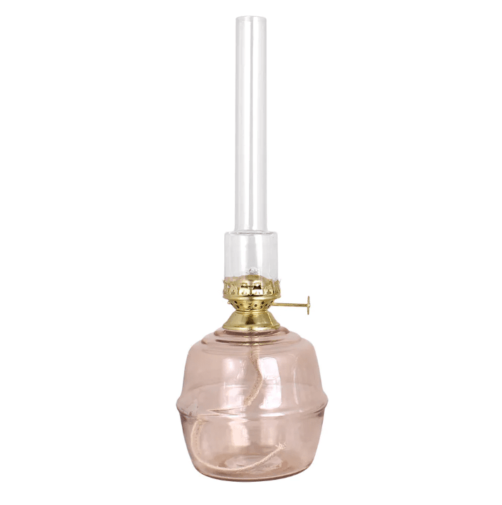 Kerosene Lamp Majken Big Vaaleanpunainen valmistajalta Strömshaga - Suuri petrolilamppu v&auml;rillisess&auml; tuhkanpunaisessa lasissa, joka luo kauniin v&auml;ris&auml;vyn mutta samalla l&auml;pin&auml;kyv&auml;n pinnan.