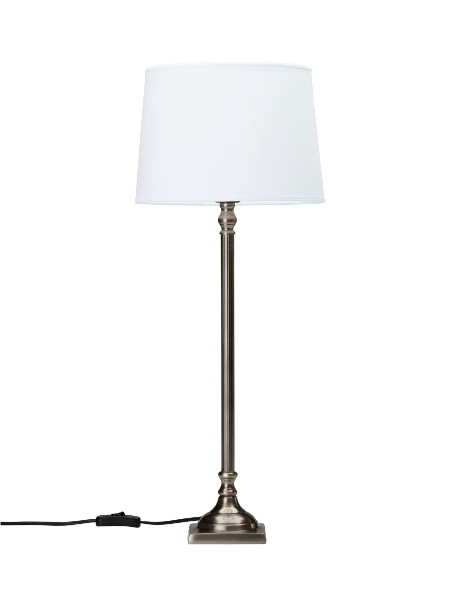 Margot 63cm Antiikki hopea pöytävalaisin valmistajalta PR Home - Lampun kanta on 41 cm korkea ja 10,5 cm syv&auml;, siin&auml; on 1,6 m musta muovijohto virtakytkimell&auml;.