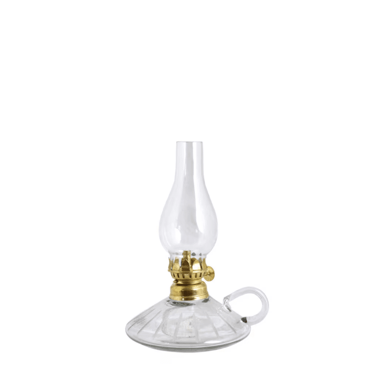 Kerosene lamp with handle Läpinäkyvä valmistajalta Strömshaga - &Ouml;ljykotelo kirkasta lasia sy&ouml;vytetyll&auml; kuviolla ja messinkipoltin.