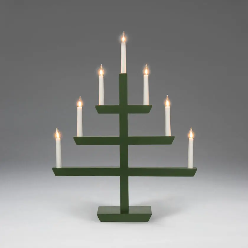 Wooden Candelabra 7 Lights Tummanvihreä valmistajalta Konstsmide - tyylik&auml;s muotoilu ja seitsem&auml;n kauniisti paistavaa valoa.