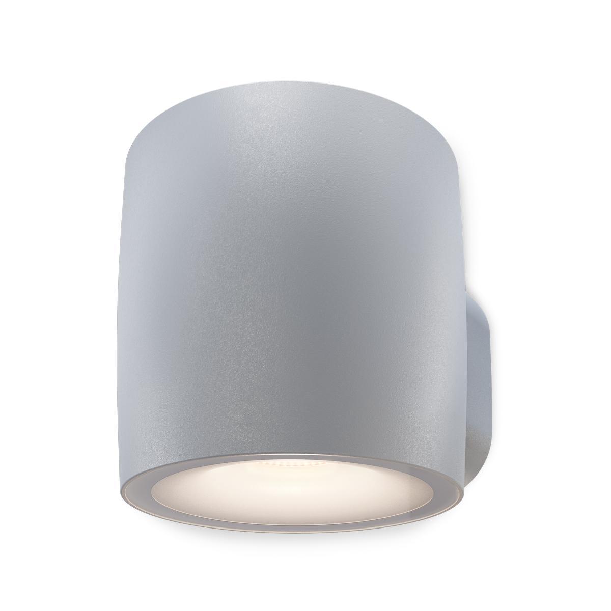 Seinävalaisin OUT 1 Harmaa valmistajalta Plejd - OUT-01 on sein&auml;valaisin, jossa on sis&auml;&auml;nrakennettu LED, ja se on suunniteltu ulkok&auml;ytt&ouml;&ouml;n esimerkiksi julkisivujen valaisemiseen.