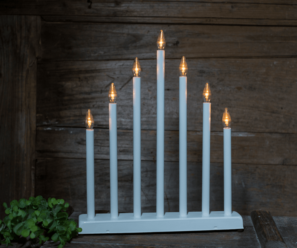 Fire Valkoinen valmistajalta Pixie Design - Siin&auml; on sis&auml;&auml;nrakennettu ajastintoiminto, joka pit&auml;&auml; kynttil&auml;njalan p&auml;&auml;ll&auml; 6 tuntia ja sammuu automaattisesti 18 tunnin kuluttua.